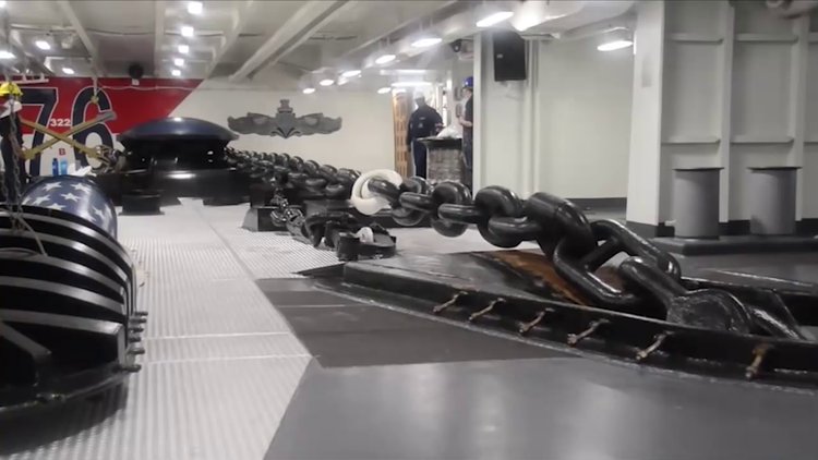 Savaş gemisinin demir atma testi böyle görüntülendi