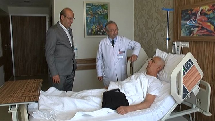 Dünyada ilk kez yapay kalpli hastaya mide ameliyatı yapıldı