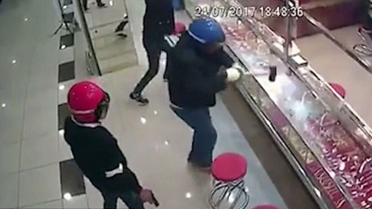 Mücevher dükkanını soymak istediler ama...