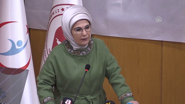 Emine Erdoğan: Sezaryen oranını indirmek için seferberlik başlatmalıyız