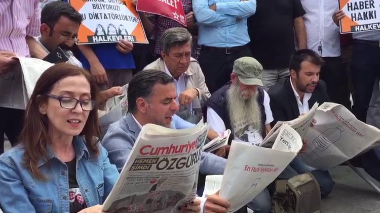 Adliye önündeki grup, Cumhuriyet Gazetesi yazarlarının yazılarını okudu