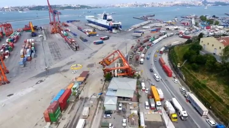 Haydarpaşa Limanı'nda fırtınadan devrilen vinçler havadan görüntülendi