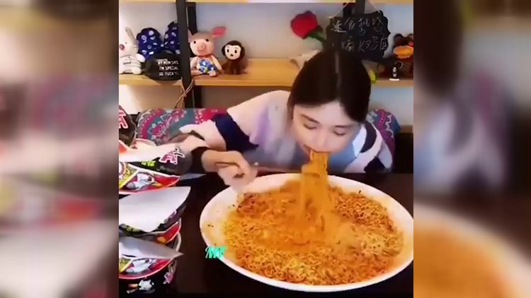 Bir tencere makarnayı çiğnemeden yutan kız!