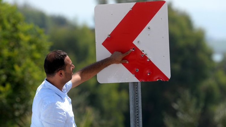 Yön levhaları hedef tahtası oldu