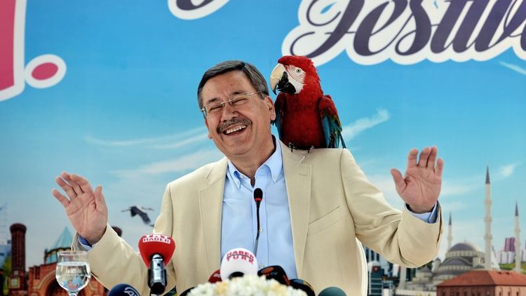 Melih Gökçek'in papağanla imtihanı!