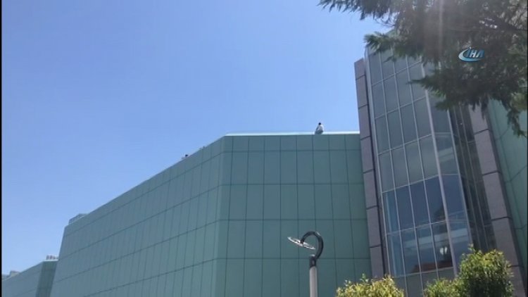 AVM çatısında intihar girişimi