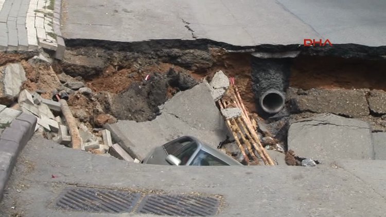 Çamlıca'da yol çöktü