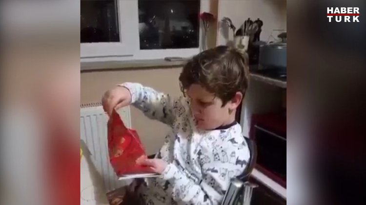 Verilen Hediyeyi Beğenmeyen Ufaklık