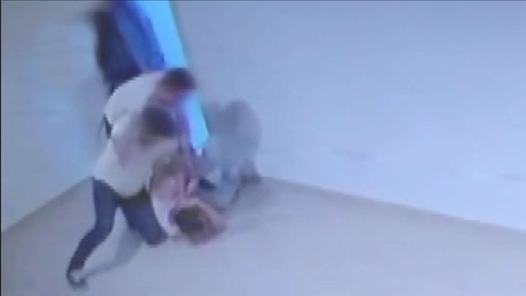 Mimar çift apartman görevlisini dövdü