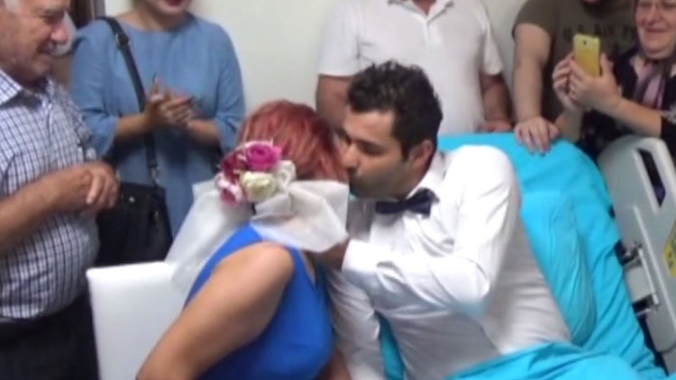 Kaza geçiren aile düğünü kaçırmadı