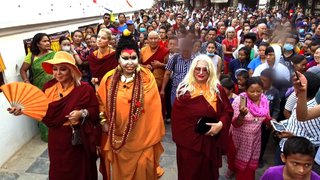 Katmandu yolculuğuna çıkmak üzere hazırlanan Diva Bülent Ersoy uçağı kaçırıyor.