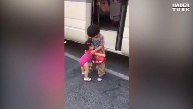 Abisinin okuldan dönmesini bekleyen minik kız