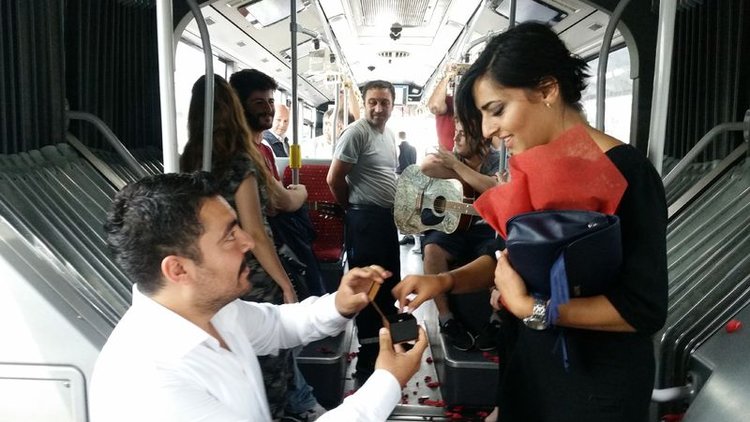 Metrobüste sürpriz evlenme teklifi