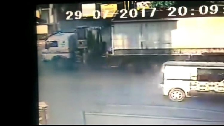 Prefabrik evi vinçle çaldılar