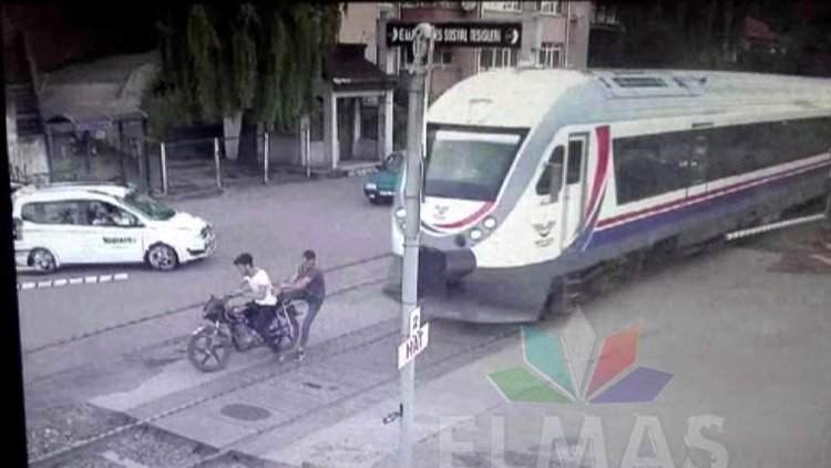 Motosikletli gençlere tren çarptı