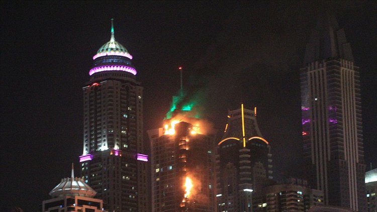 86 katlı gökdelende yangın çıktı