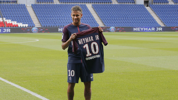 Tarihin en pahalı transferi Neymar imzayı attı