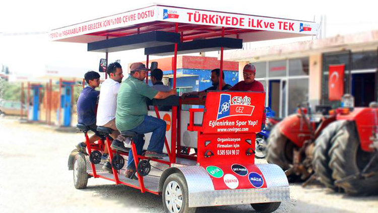 Müşterisiyle tur atan kafe: "Çevirgez"