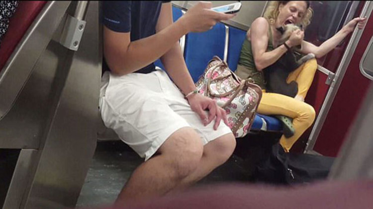 Metroda köpeğini ısırdı