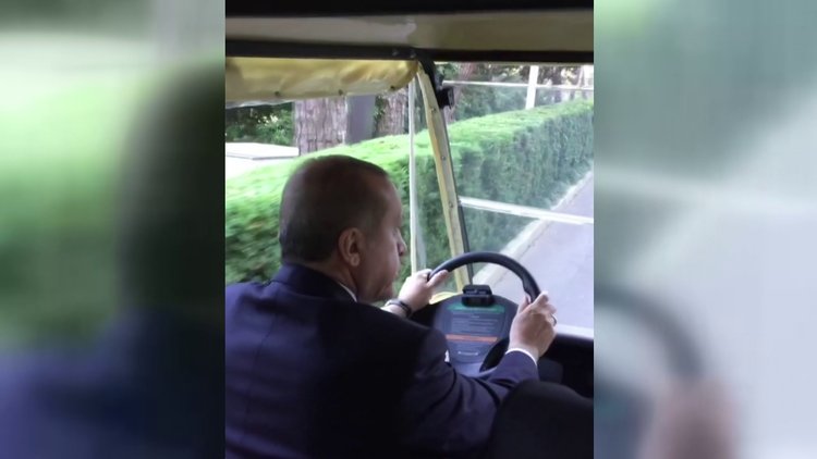 Cumhurbaşkanı Erdoğan golf arabası sürdü