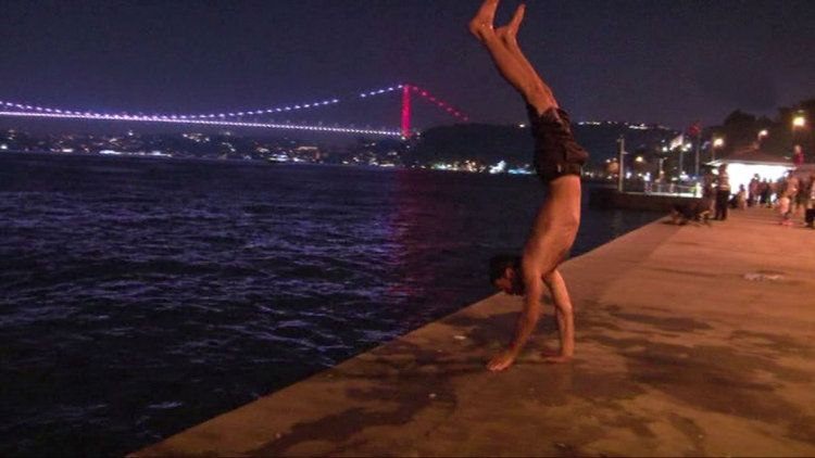 Geceyi deniz kenarında geçirdiler