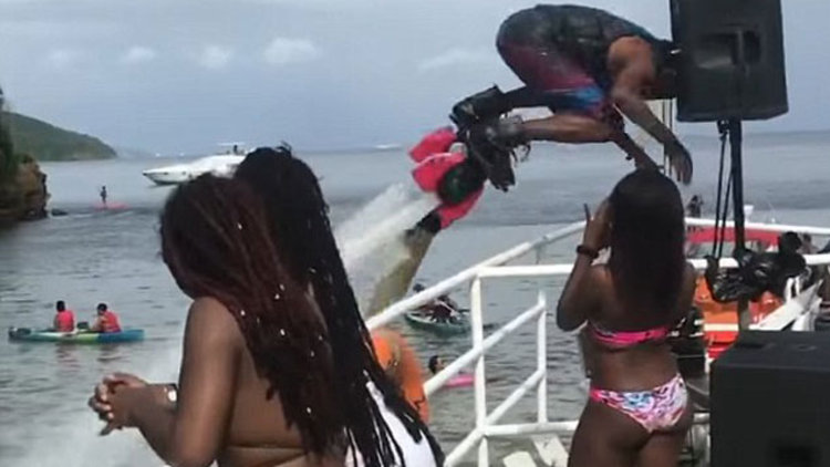 Şov yaparken iskeleye çakıldı