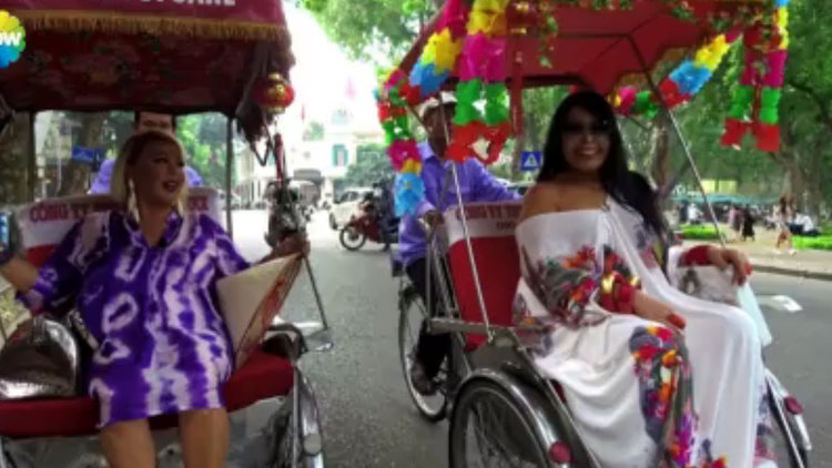 Dünya Güzellerim tuk tuka bindi