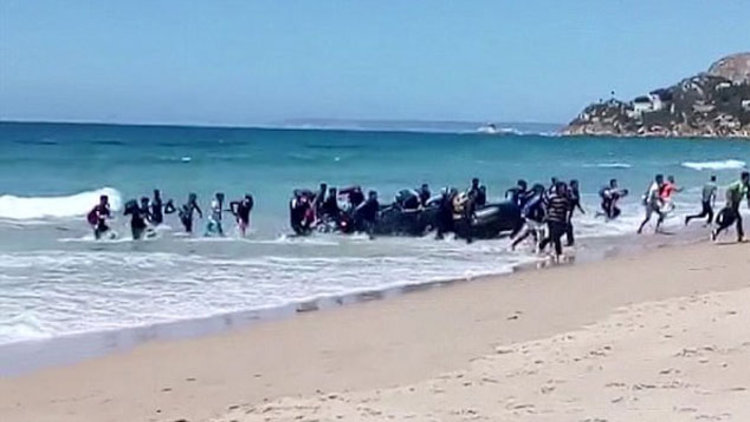 Göçmenler plaja indi