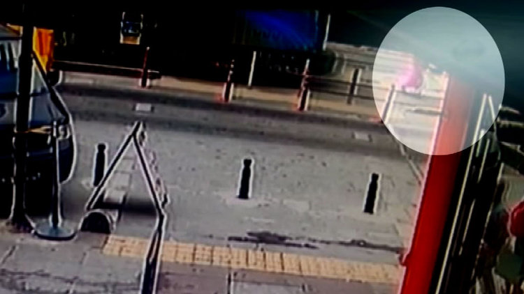 Tramvayın altında kaldı