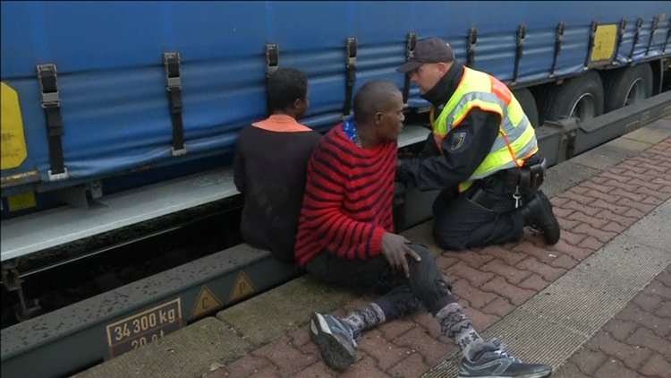 Trenin altında seyahat ettiler