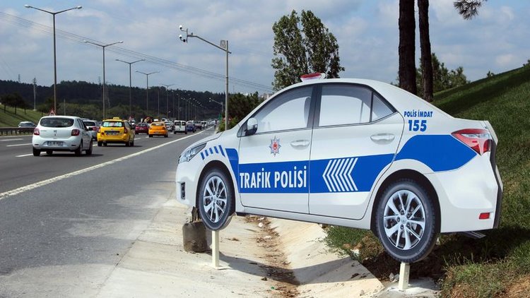 Maket polis aracı yerleştirildi