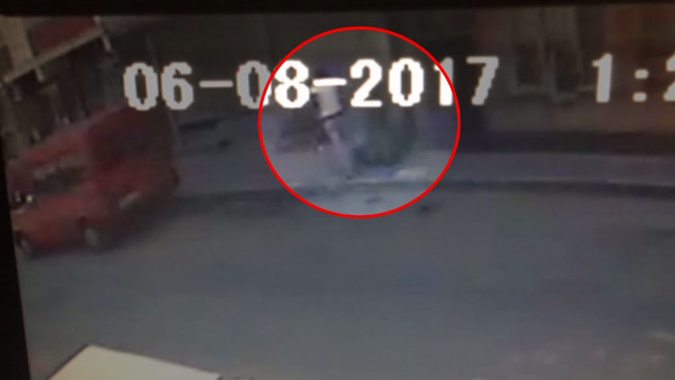Cesedi halıya sararak taşıdı