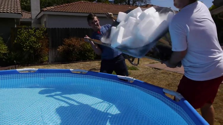 Havuza kuru buz atılırsa ne olur? İşte yanıtı...