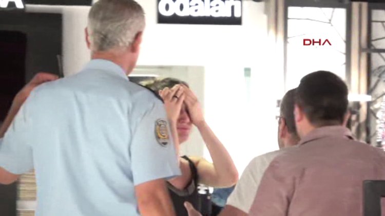 Mağazada uzun süre yalnız kalan kız şoka girdi