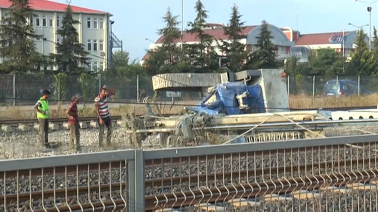 Sondaj makinesi tren yoluna devrildi