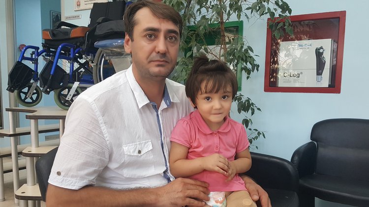 Minik Özge yeni protezine kavuştu