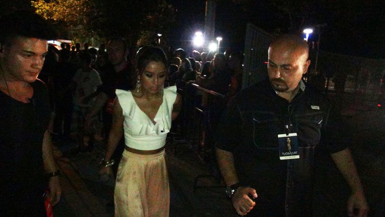 Tuğba Yurt sahneyi terk etti