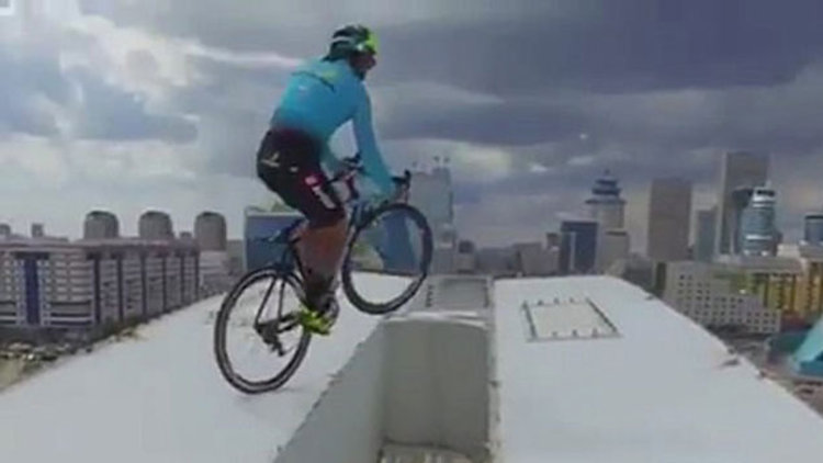 Köprü kemerinde bisikletle şov yaptı