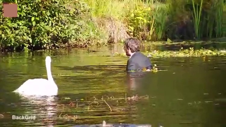 Johnny depp takım elbiseyle göle atladı