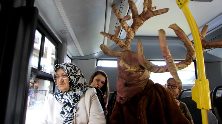 Azalan geyik nüfusuna dikkat çekmek için geyik kostümü giydi