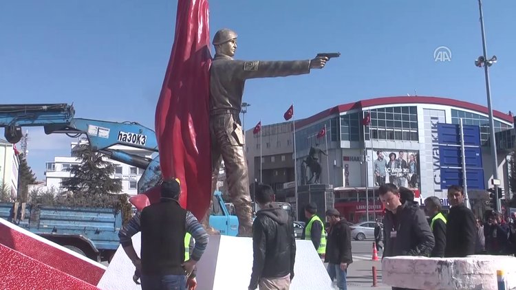 Ömer Halisdemir'in heykeli değiştiriliyo