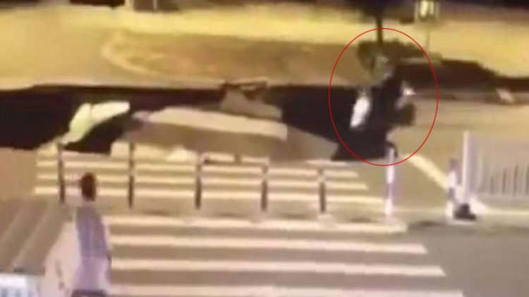 Çöken yoldan aşağı uçtu