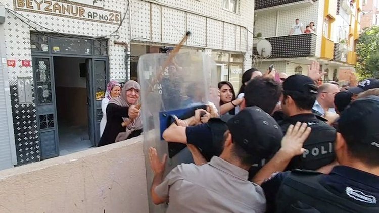 Yıkıma bastonuyla direndi