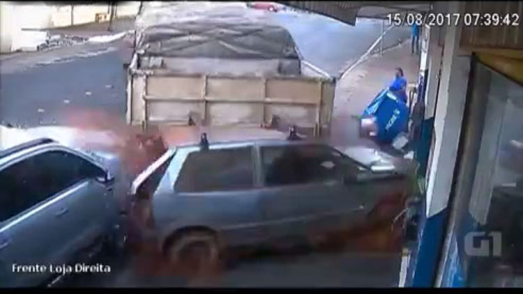 Kamyon dükkana girdi