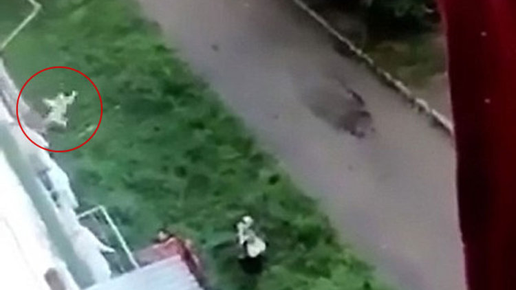 1 yaşındaki bebek 5&#039;inci kattan düştü