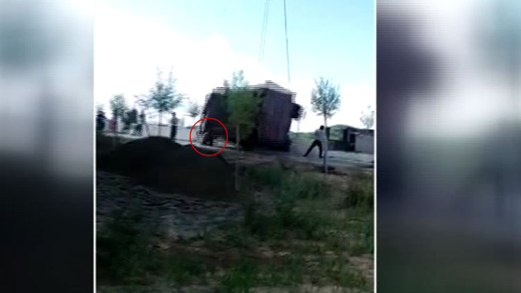 Kamyon işçinin üzerine düştü