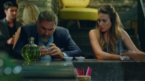 Şahika, Cihan Giray'ı öpmeye çalışır! 