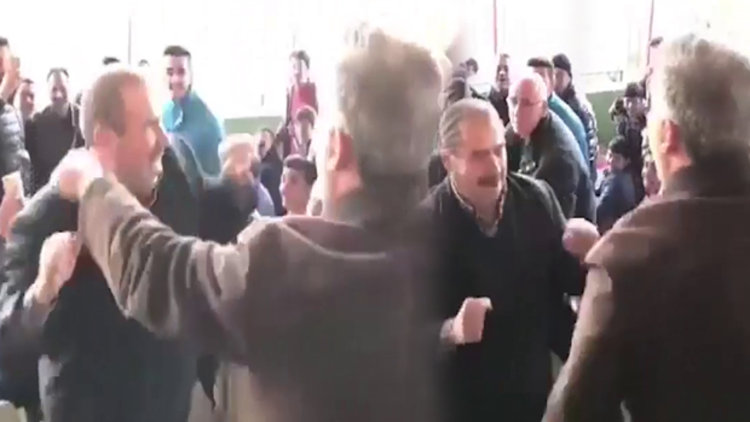 Tribünde çılgınlar gibi dans eden amcalar