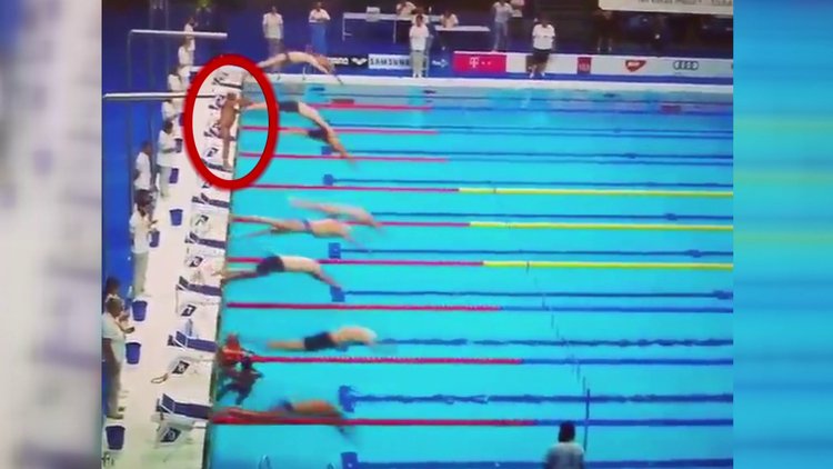 Yüzme yarışında anlamlı hareket