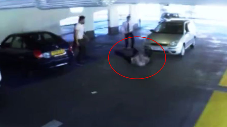 Yumruk atıp kaçtı